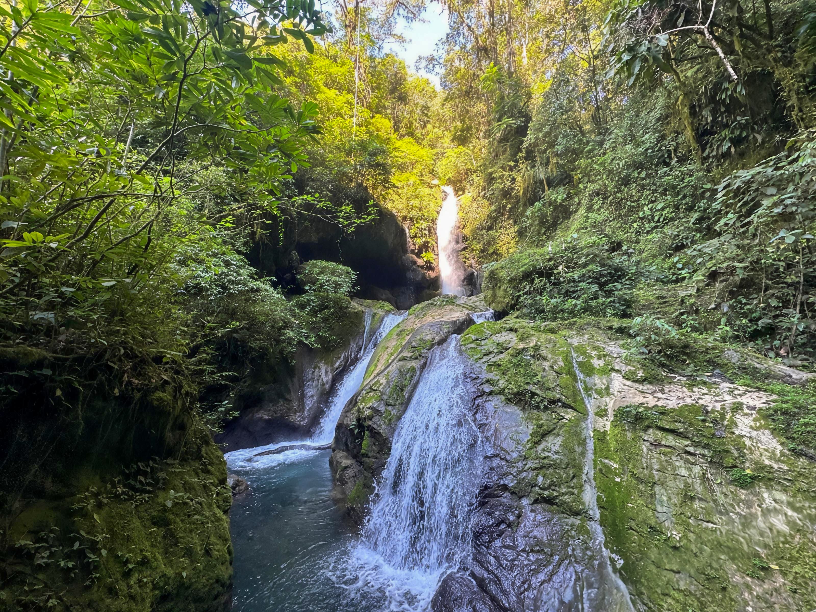 Catarata Gloriapata im grünen Umfeld von Tingo María